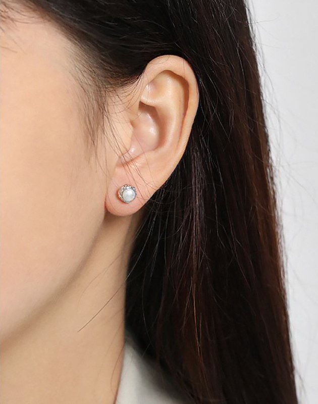 LILY Silver Pearl Stud Earrings