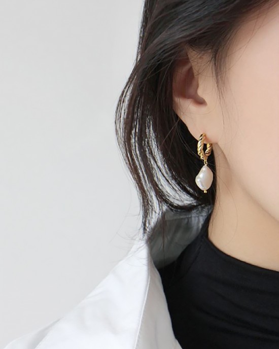 SOPHIA Gold Baroque Pearl Earrings